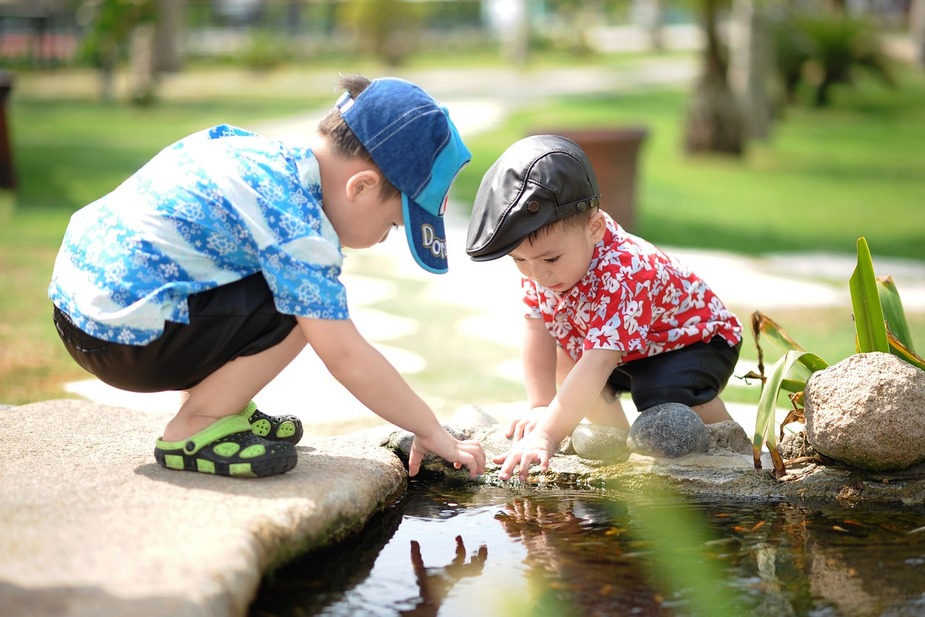 Niños jugando en río durante la etapa de 2 años.