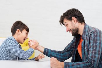 Aprende a establecer límites y aprende a reaccionar cuando tu hijo te desafíe.